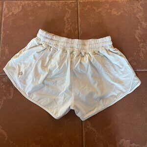 Lululemon Hotty Hot 2.5 inch size 6